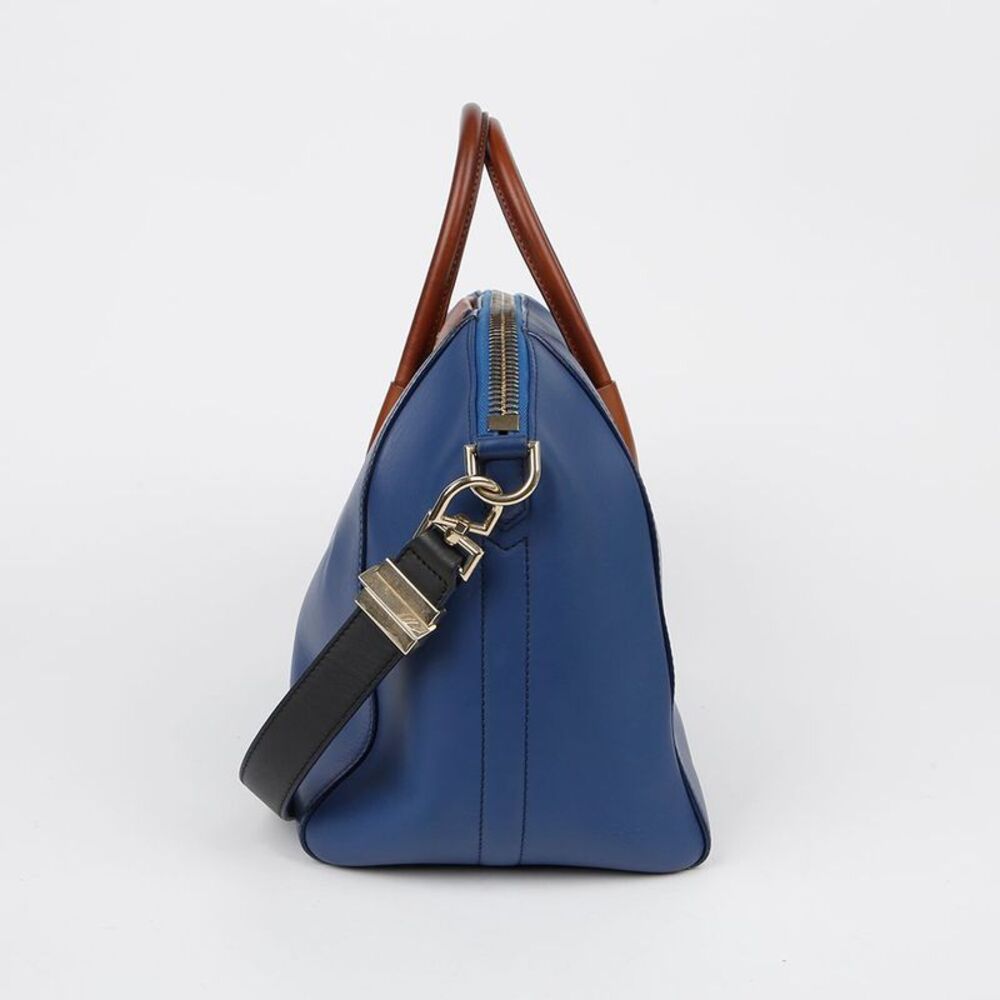 Antigona Medium Tote Shoulder Bag - Picture 8 of 10